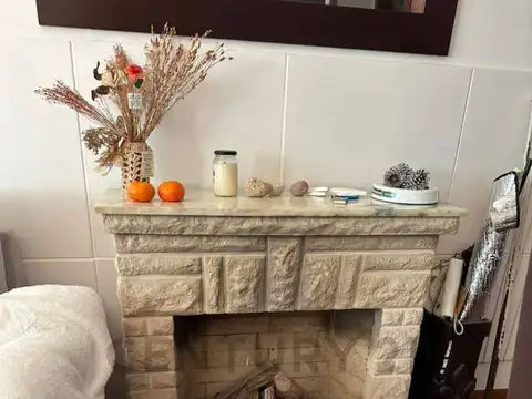 Casa con departamento en planta alta.