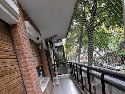 Semipiso al frente de 3 ambientes con dependencia. Cochera fija y baulera. A mts. de Avenida Sta Fe