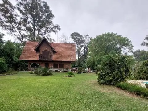 Casaquinta con pileta sobre 3 lotes!