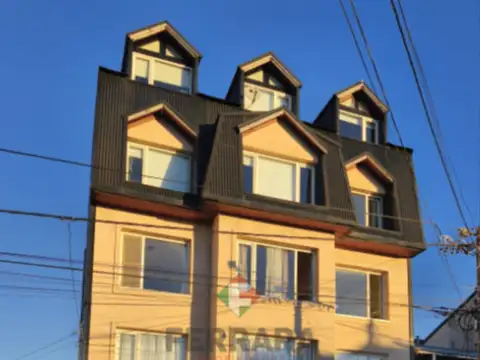 Venta luminoso monoambiente con cochera cubierta en calle Mitre. ¡OPORTUNIDAD!