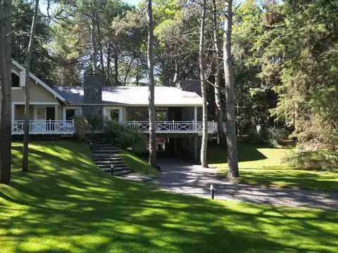 CASA VENTA 6 AMBIENTES CARILO