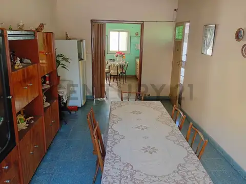 VENTA CASA CON PATIO, JARDIN, TERRAZA, LOCAL Y/O GARAGE.