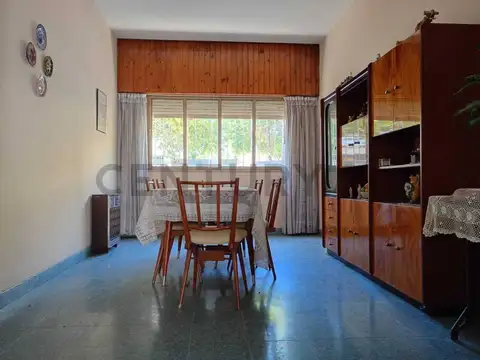 VENTA CASA CON PATIO, JARDIN, TERRAZA, LOCAL Y/O GARAGE.