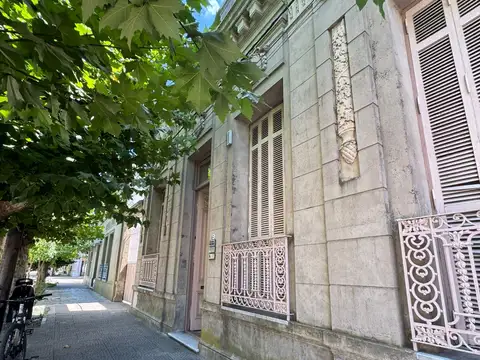 Casa de estilo antiguo en calle 29 con excelente potencial y ubicación inmejorable.