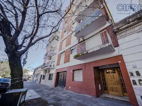 Departamento de 3 ambientes semipiso con balcón francés