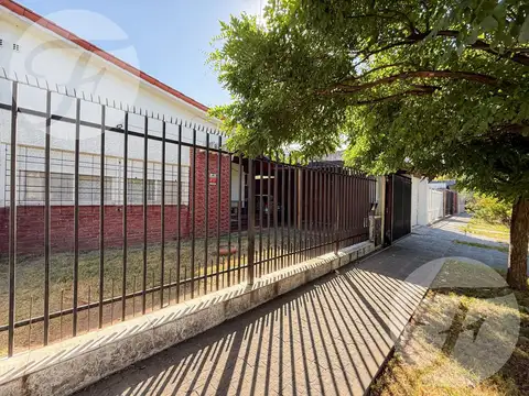 Chalet con Amplio Parque - Excelente Ubicación y Conectividad en Ituzaingó Norte - Acepta Permuta
