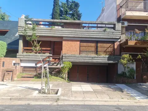 Casa de categoria 7 ambientes en Villa Devoto  en lote unico de 10 x 30 fondo libre parquizado