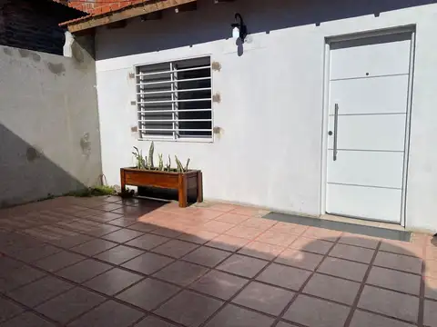 CASA EN VENTA LA PLATA GARAGE PATIO + MONOAMBIENTE