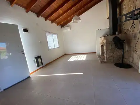 CASA EN VENTA LA PLATA GARAGE PATIO + MONOAMBIENTE