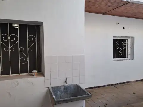 SE ALQUILA CASA - 2 DORMITORIOS Y COCHERA OPCIONAL