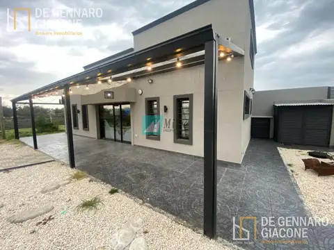 Casa 4 ambientes con 2 baños