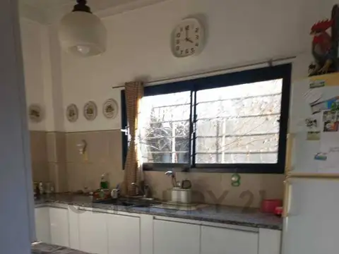 venta casa 28 entre 442 y 443, 2 dormitorios en Villa Elisa.