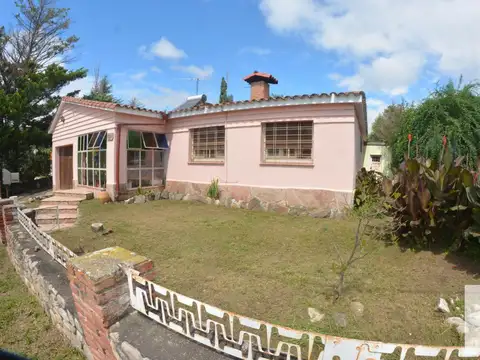 Los Algarrobos e/ Los Álamos y Los Pinos