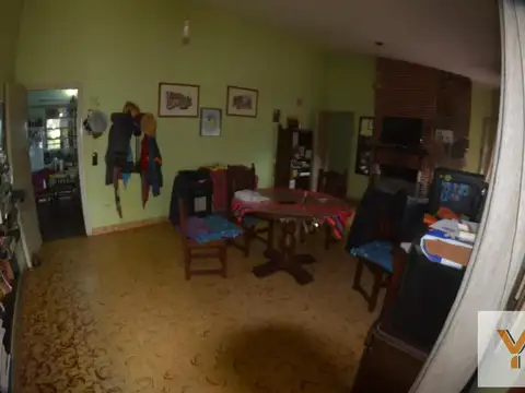 Casa 6 ambientes con 2 baños