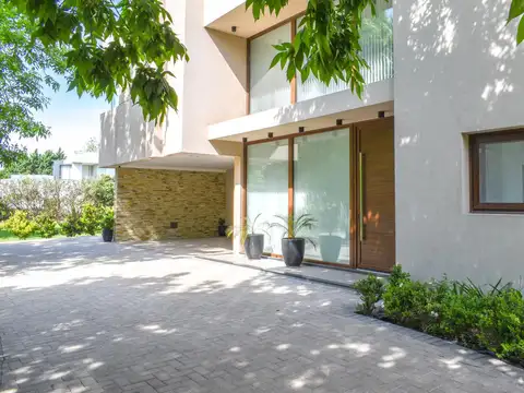 Casa 7 ambientes con 2 baños