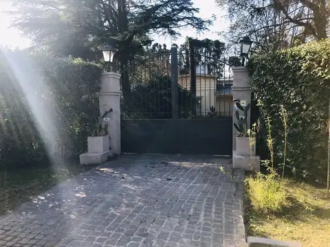 Casa sobre gran terreno con mucho potencial IDEAL INVERSOR MB