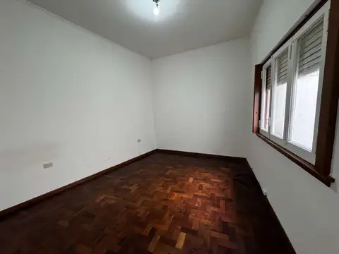 Depto Tipo Casa en Alquiler en Liniers, $ 680.000