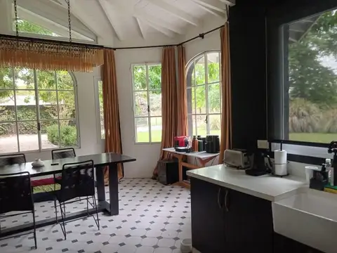 Casa en Alquiler con 1 cochera