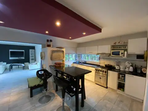 Casa en Alquiler con 4 cocheras