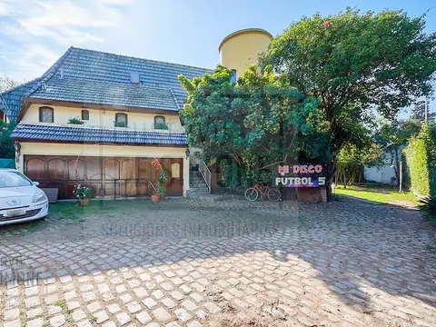 Casa en Venta con 3 cocheras