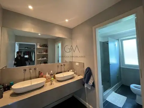 Casa 5 ambientes con 3 baños