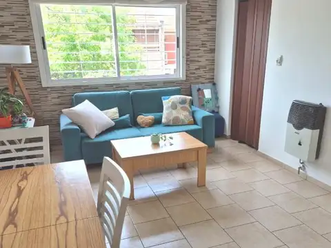 Camarones *  4500. PH.  Fte.  3 amb. con 2 terrazas, pequeño quincho y parrilla. 1er. Piso p/esc. Sup. total: 84,60m2.