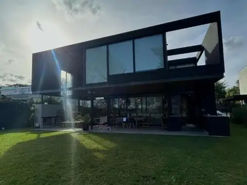 Casa 6 ambientes con 4 baños