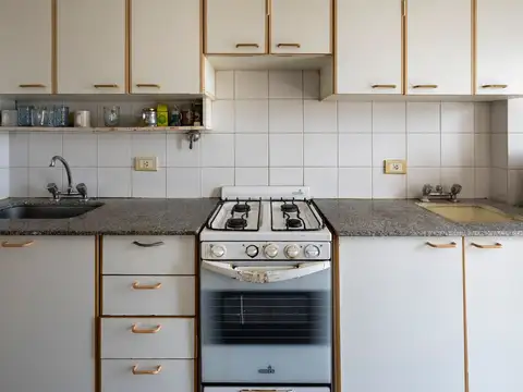 Venta depto 3 amb, balcon, piso alto.