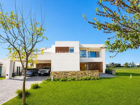 Casa en venta 5 ambientes en Terravista con vista a la laguna