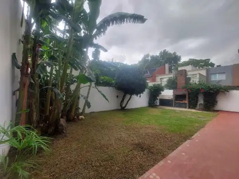 Casa 5 ambientes, play, cochera vias a libertador !