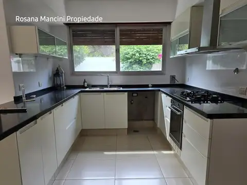 Casa 5 ambientes, play, cochera VIAS A LIBERTADOR  !