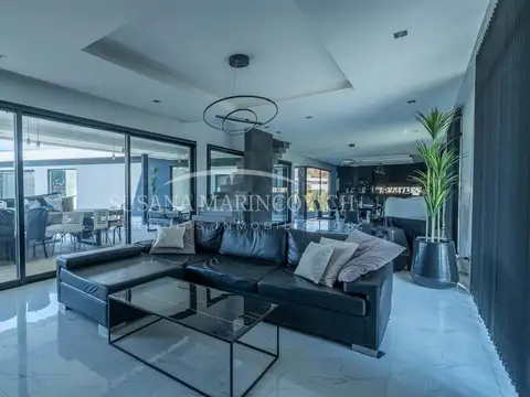 Casa en Venta con 3 cocheras
