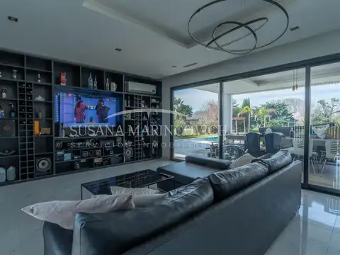 Casa en Venta con 3 cocheras