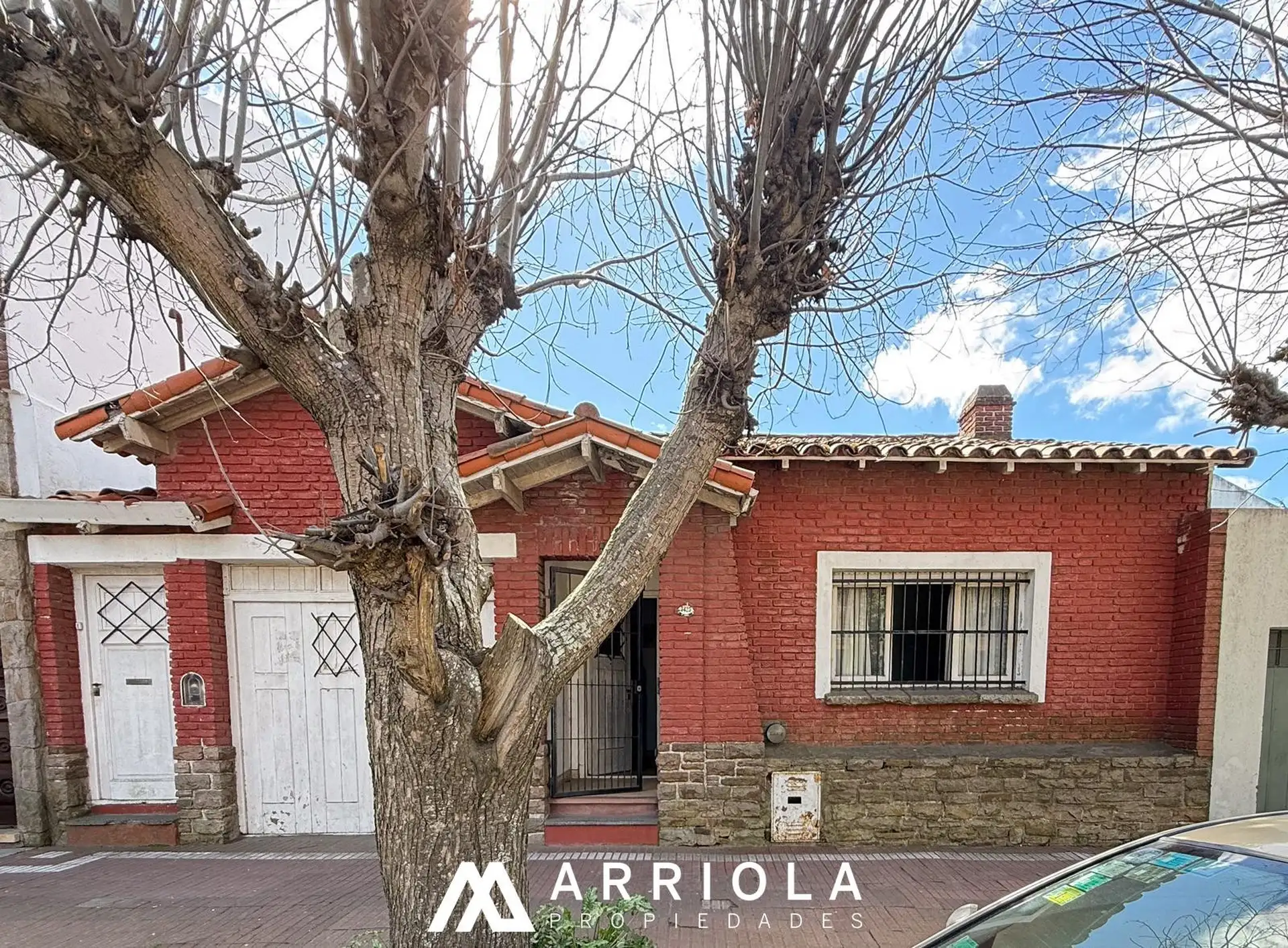 Casa de 3 ambientes con departamento de 2 ambiente. BLOCK