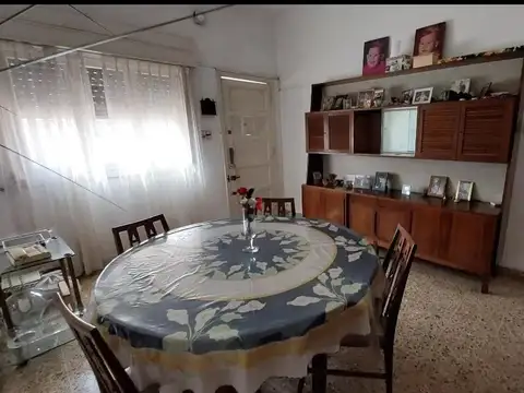 CASA AMPLIA 3 AMBIENTES CON 2 COCHERAS  OPORTUNIDAD