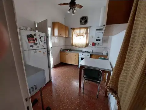 CASA AMPLIA 3 AMBIENTES CON 2 COCHERAS  OPORTUNIDAD