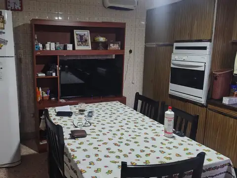 LOCAL CON DOS CASAS SOBRE AVENIDA