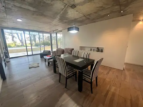 Casa en Alquiler con 1 cochera