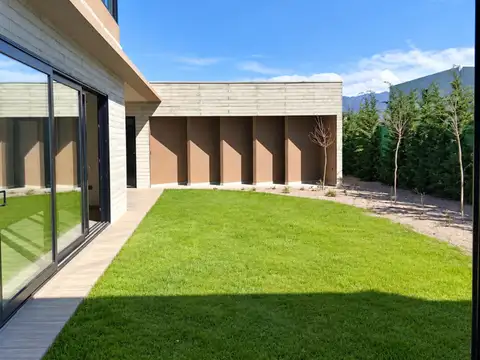 Casa 3 ambientes con 2 baños