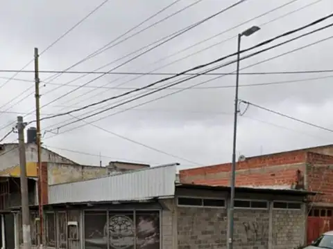 VENTA EN BLOCK INMUEBLE COMERCIAL EN ESQUINA, 2 LOCALES Y 2 GALPONES CON VIVIENDA AL FONDO EN BERAZATEGUI.