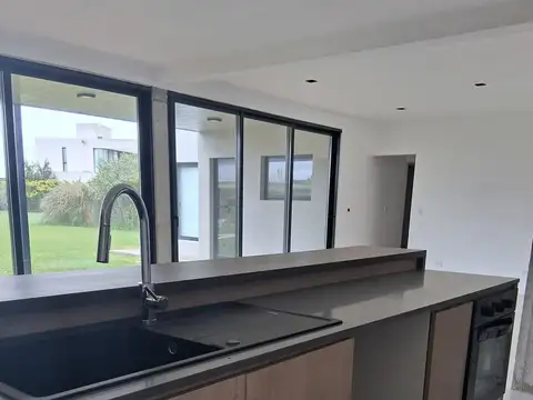 Casa en Alquiler en Haras Santa María, USD 1.500