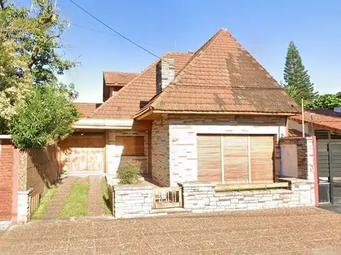 *emblematico chalet de la zona sobre lote de 10 x 30. *en 2 plantas de 6 amb. (2 dorm. en p.b. y el