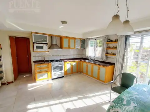 Casa en Venta con 3 cocheras