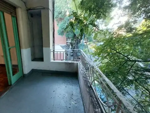 Departamento Caballito 3 Ambientes con dependencia  al frente con balcón P.Goyena y JMMoreno