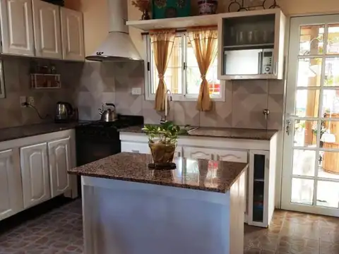 Casa 3 Ambientes + 2 Deptos de 2 Ambientes sobre lote de 10 x 60