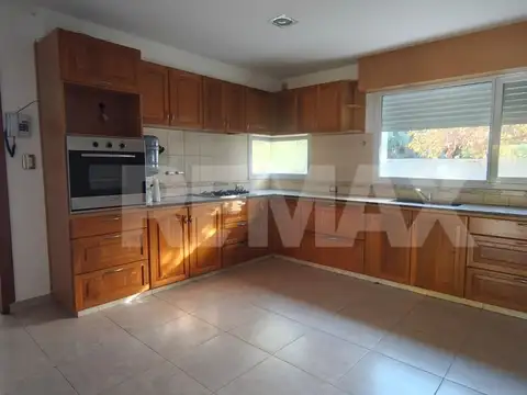 Casa en Alquiler con 2 cocheras
