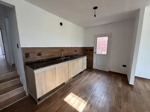 Casa 4 ambientes con 2 baños