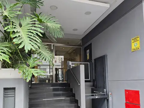 EXCELENTE MONOAMBIENTE DIVISIBLE CON BALCÓN Y COCHERA