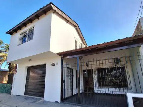 CASA AMPLIA C/DOBLE GARAGE -2 DORMITORIOS CON POSIBILIDAD DE 4 DORMITORIOS.
