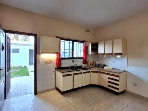 Casa 4 ambientes con 2 baños